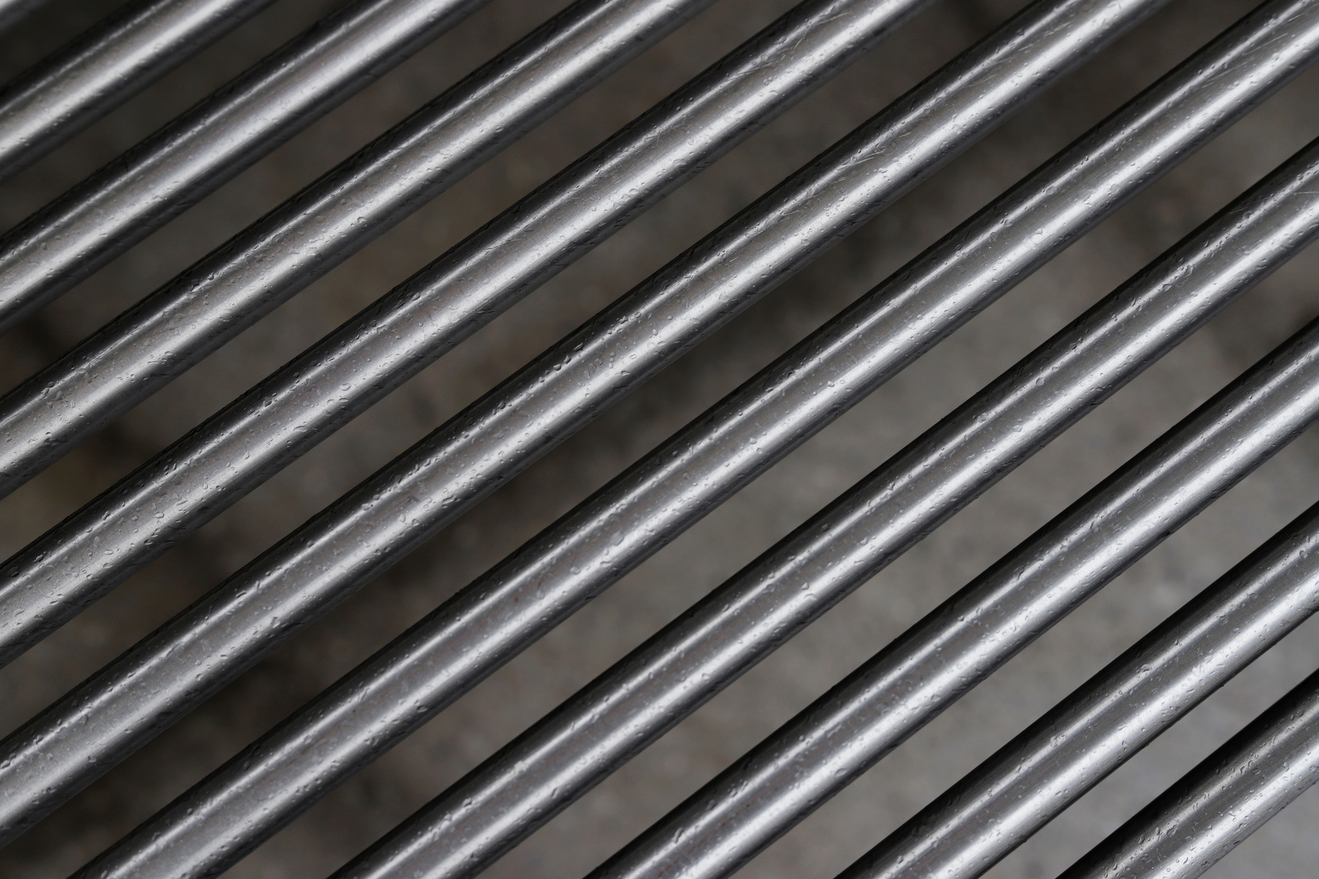 bottom of diagonal round steel bars