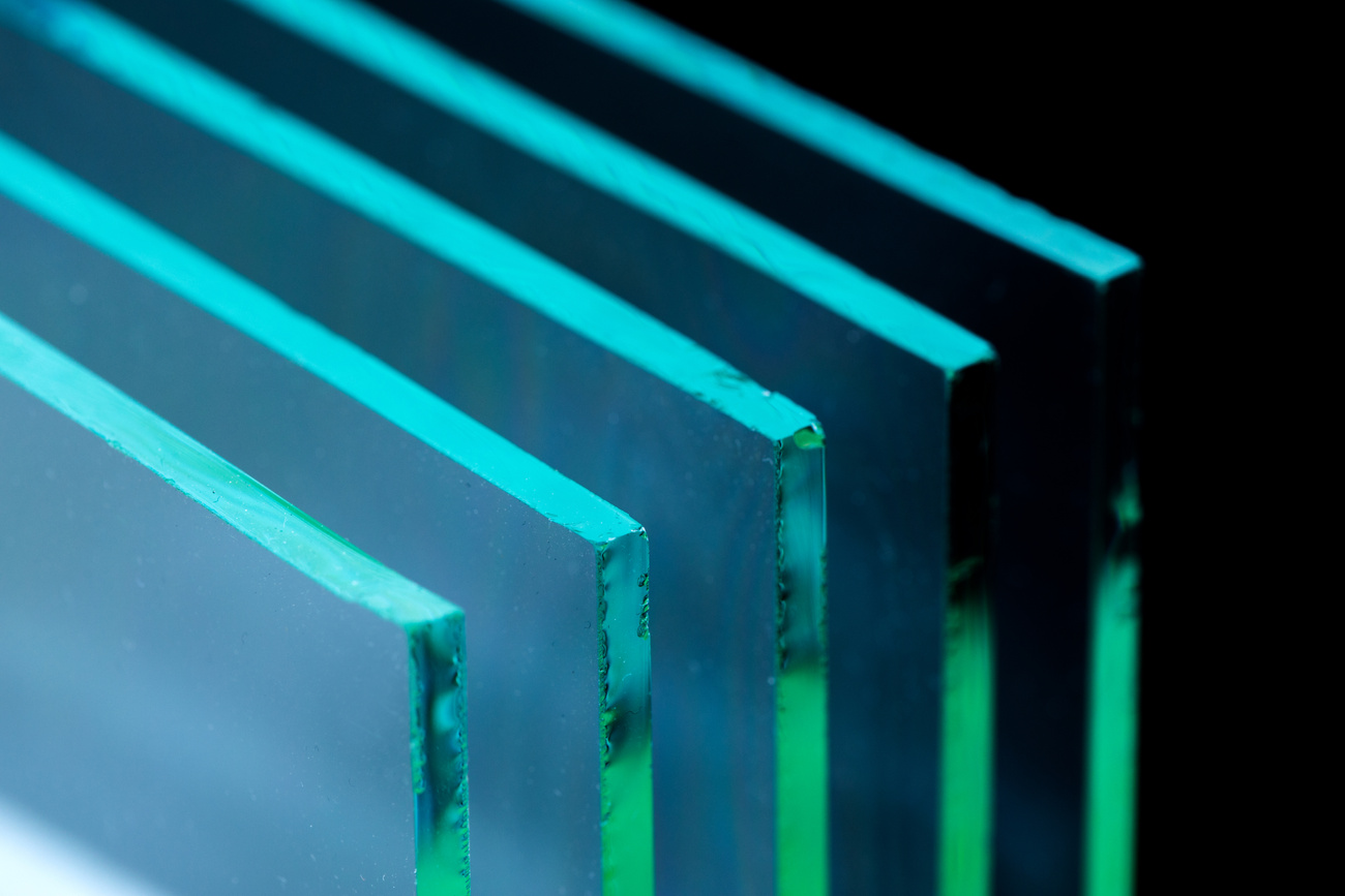 Sheets of Factory manufacturing tempered clear float glass panels cut to size